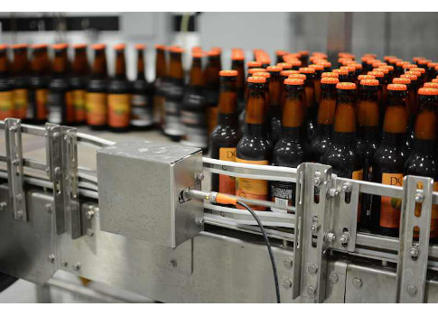 Figures 4 and 5: Two Brothers’ bottling line fills and caps bottles at a rate of 300 per minute. Controllers measure how much beer is put into each, and then a sensor checks each bottle to ensure that the level is correct, the label is in place, and the c