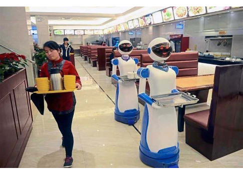 Image of robot waiters in China. Courtesy: Robot Report.