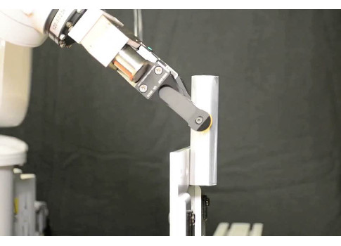 Figure 2: The robot pivots the rod between its fingers by pushing against a bookend. Courtesy: Alberto Rodriguez, Nikhil Chavan-Dafle, MIT/MIT News