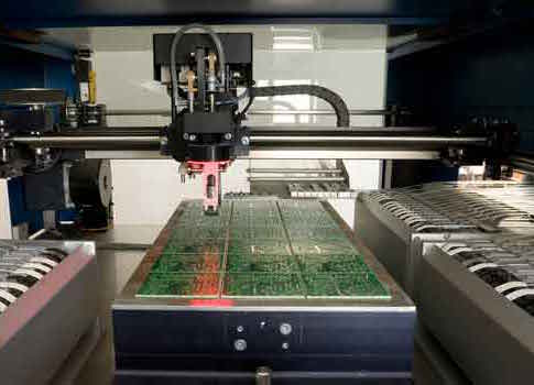 Figure 1: In applications with overhanging loads, such as gantry robots, vibration suppression eliminates the need for a massive mechanical structure. Advanced vibration suppression technology from Servotronix achieves smoother motion, faster settling tim
