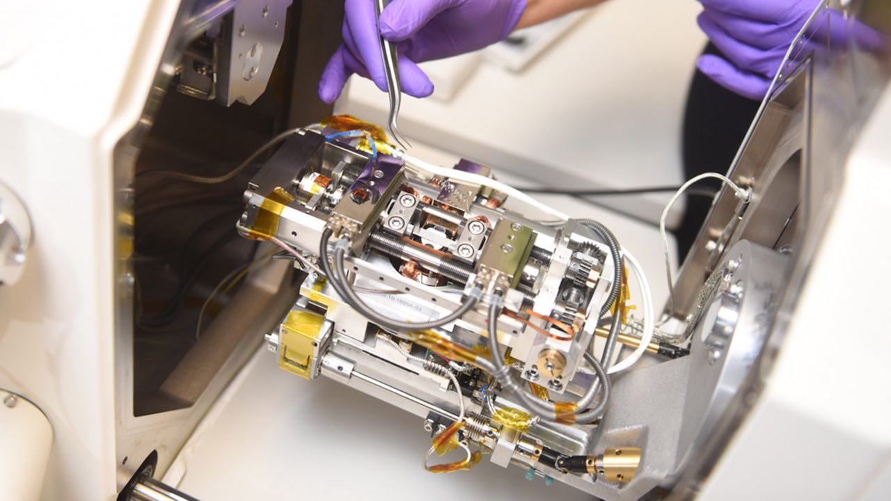 Researchers at North Carolina State University have demonstrated a technique called in situ scanning electron microscopy (SEM) heating and loading for extreme environments such as nuclear reactors. Courtesy: North Carolina State University