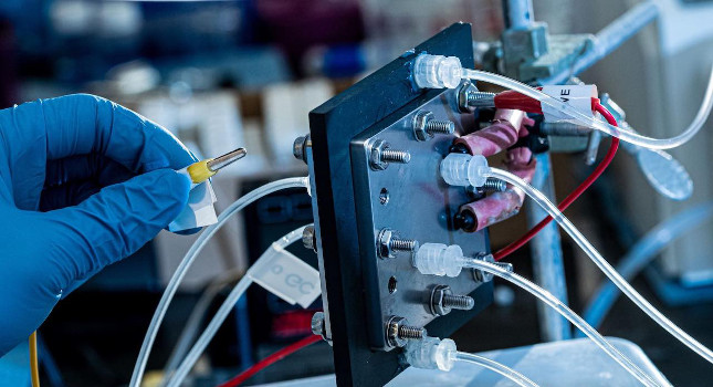 An electrocatalysis reactor built at Rice University recycles carbon dioxide to produce pure liquid fuel solutions using electricity. The scientists behind the invention hope it will become an efficient and profitable way to reuse the greenhouse gas and keep it out of the atmosphere. Courtesy: Jeff Fitlow/Rice University