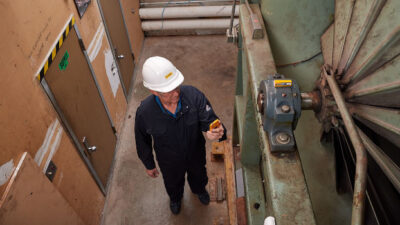 Wireless sensors are easy to install, even on assets in dangerous or hard-to-reach places. Once installed, maintenance team members can avoid repeated trips to such assets to take regular measurements. Courtesy: Fluke Corp.