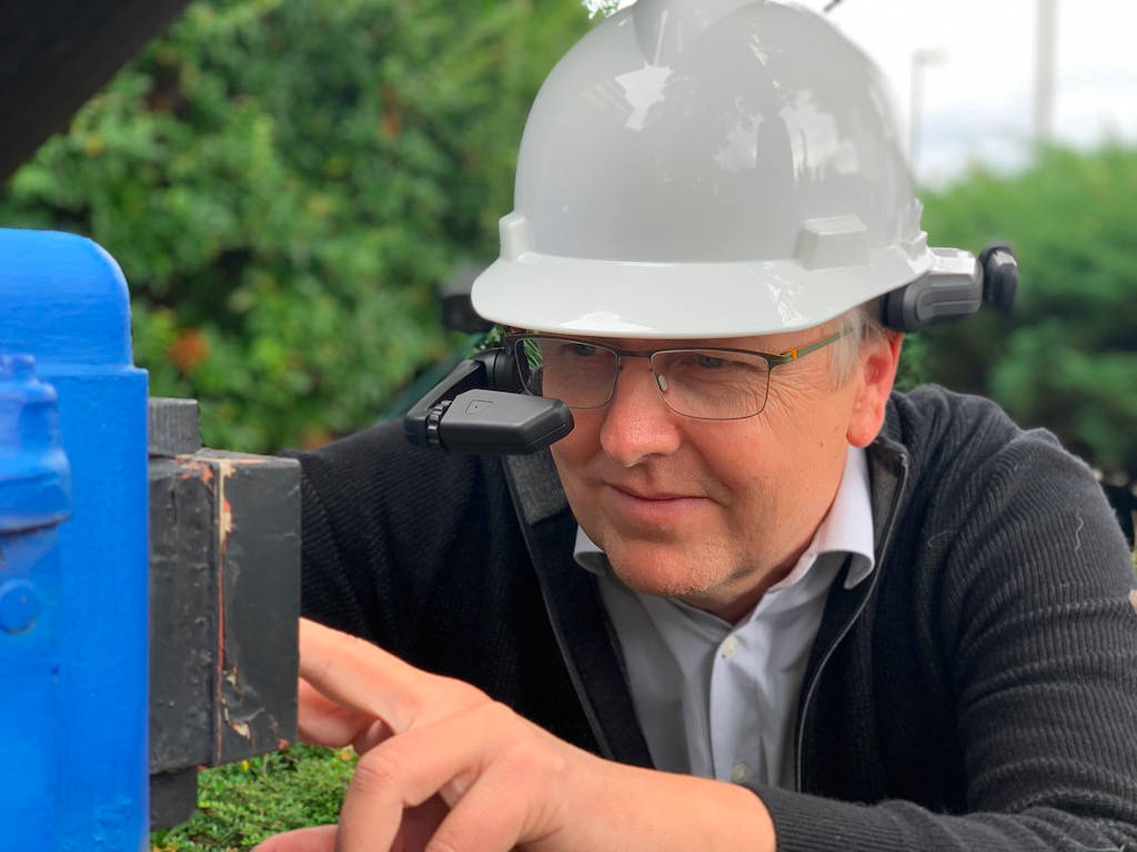 TÜV SÜD Inspector uses VR-Glasses from RealWear also can be used in combination with PPE (personal protective equipment). Installed is the SHARE app by the German software vendor oculavis GmbH, which works closely with RealWear on integrated solutions. Courtesy: TÜV SÜD