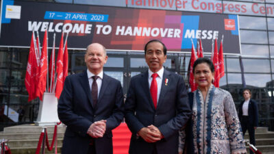 Left: German chancellor Olaf Scholz and center: Joko Widodo, president of Indonesia. Courtesy: Hannover Messe