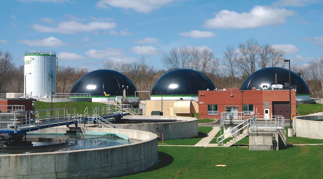This photo shows a wastewater treatment plant and the anaerobic digesters that exist onsite to process the treatment plant’s sludge and turn it into a usable product—biogas—which can be cleaned to become RNG. Courtesy: Enbridge Gas Distribution Inc.