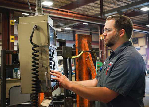 Figure 2: The interface provided to managers and technicians by means of enhanced integration tracks machine uptimes and profiles the complex machine states involved. Courtesy: PTC