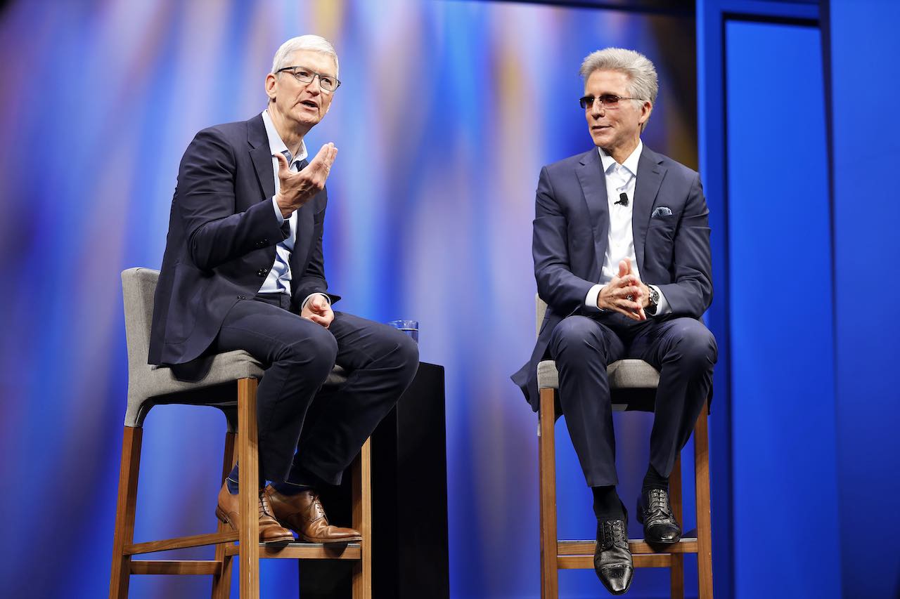 Apple CEO Tim Cook (left) and SAP CEO Bill McDermott discuss an expanded collaboration between the two companies around enterprise resource management. Image courtesy: SAP