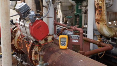 Figure 1: Using this handheld loop valve tester, it takes an average of only five minutes for a technician to assess the performance of a proportional smart valve. Courtesy: Fluke Corp.