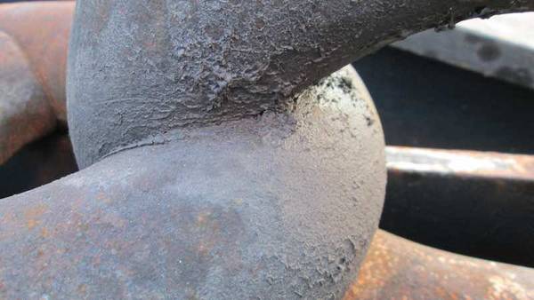 Figure 1: This chafed top chain had been weakened by friction caused by chafing at high tensions that were triggered by the mooring system’s reaction to the vessel’s motions in shallow waters. Courtesy: InterMoor