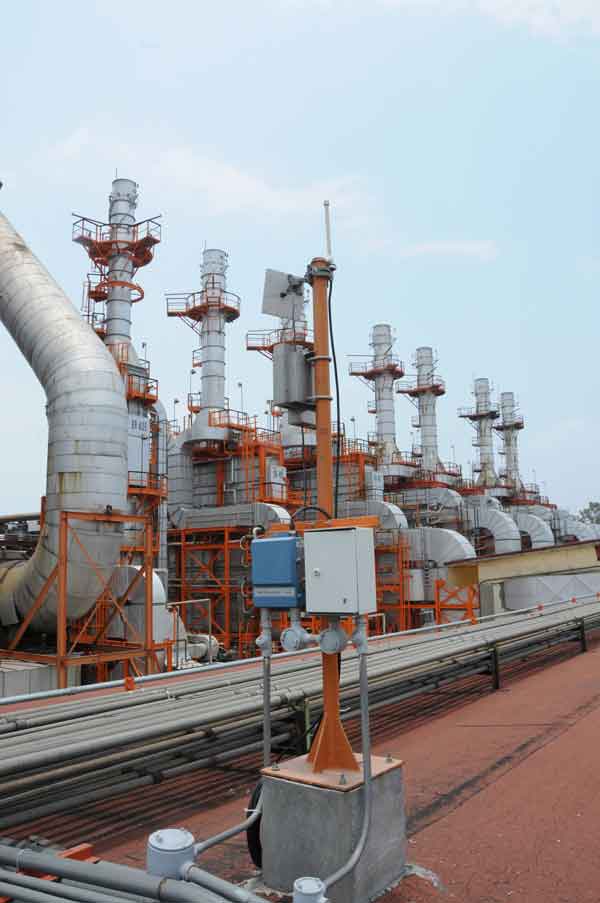 View of the PEMEX plant area in which the line-of sight conditions made a great challenge to achieve communication. The combination of omnidirectional and directional antennas made this wireless solution possible. Courtesy: PEMEX, Belden